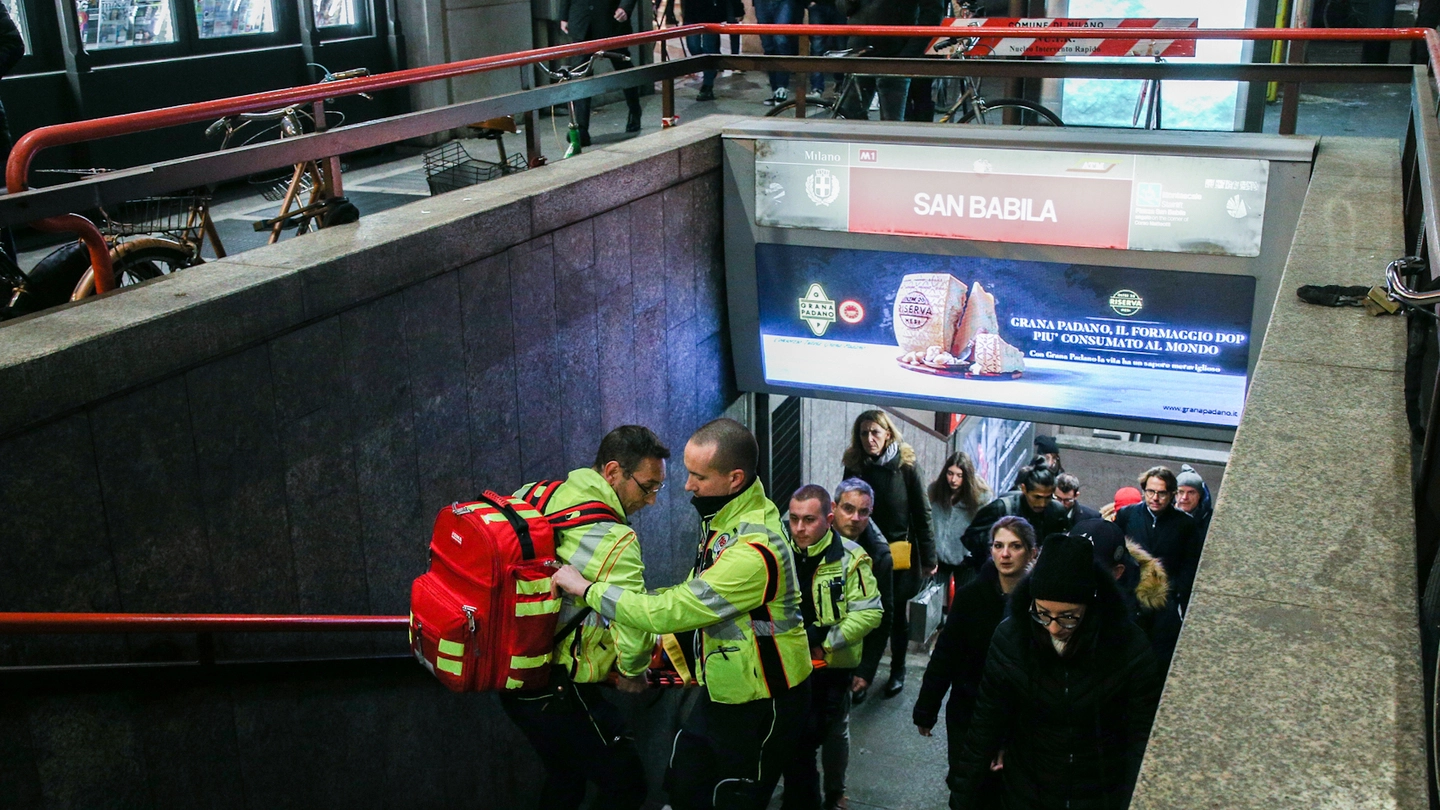 I soccorsi inviati dopo la frenata del metrò della M1, la linea rossa
