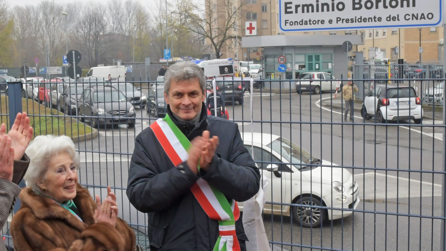 Maria Rosa Sacchi, vedova di Erminio Borloni, e il sindaco Fabrizio Fracassi