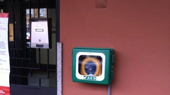 Il defibrillatore all'esterno della sala polivalente