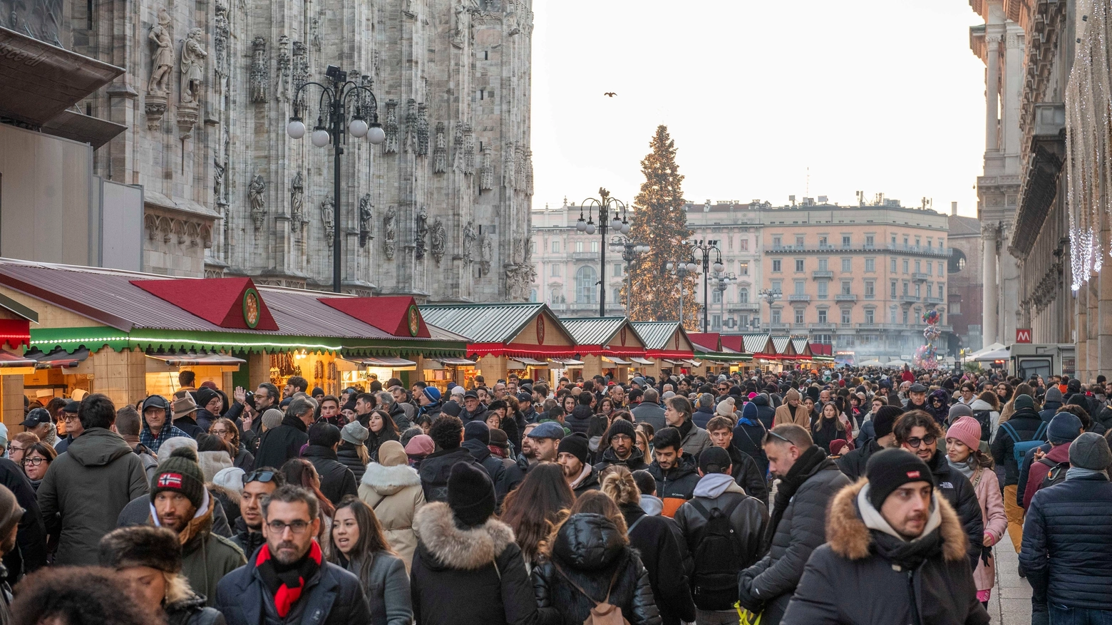 Fiume di persone ai mercatini natalizi in piazza Duomo
