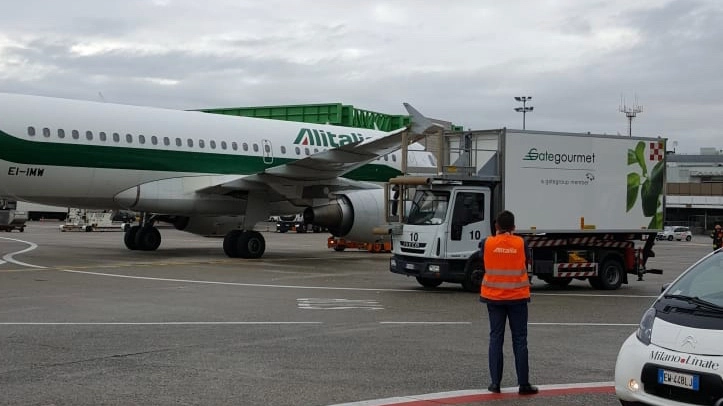 L'incidente fra l'aereo e il furgone a Linate (Newpress)