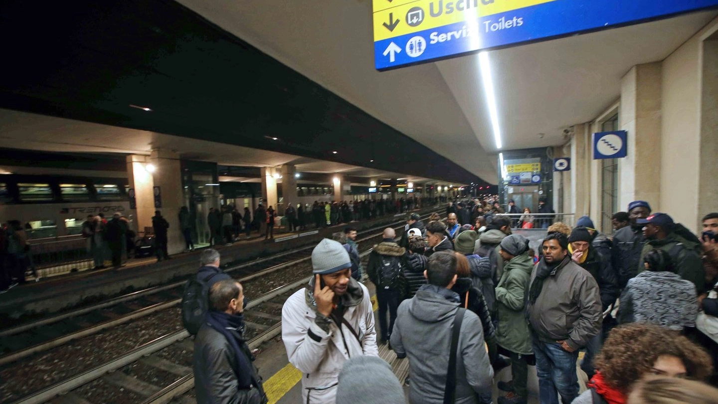 Viaggiatori bloccati alla stazione di Monza
