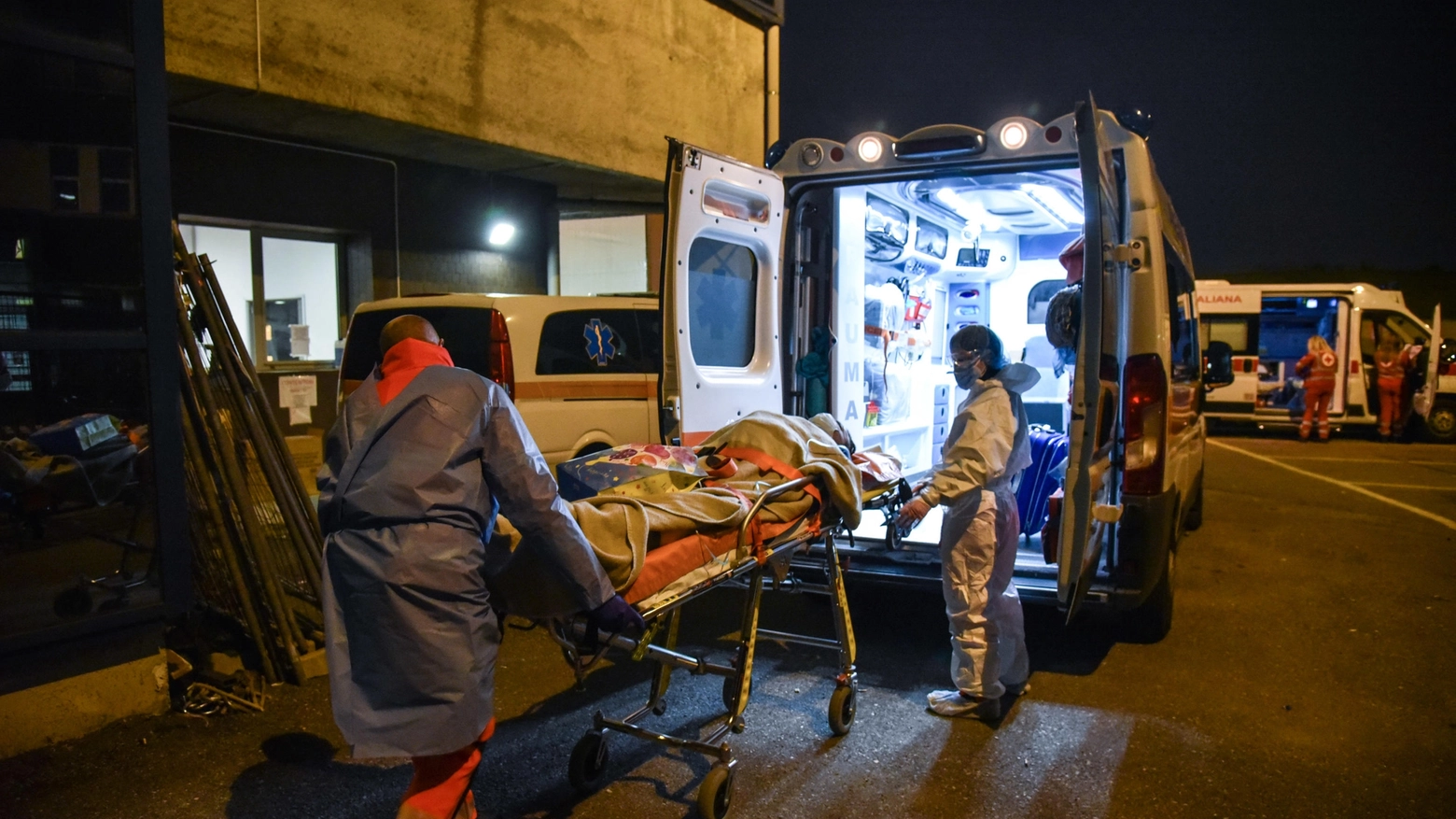 Emergenza Covid: ambulanze in azione all'ingresso dell'ospedale di Monza