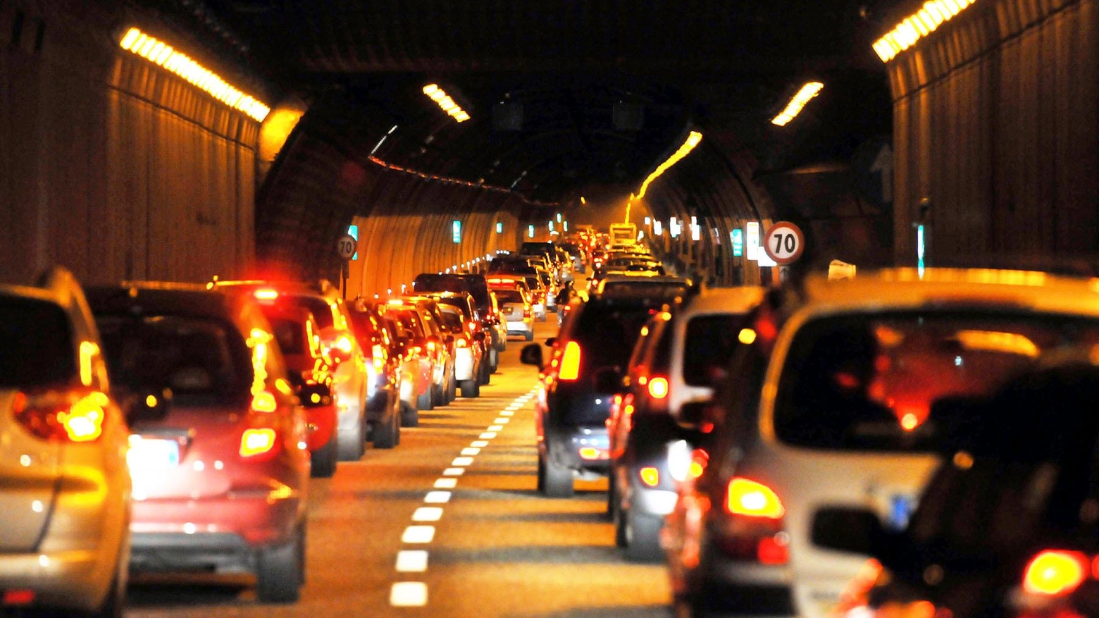 Calvario Superstrada 36 Auto in fiamme e incidente in galleria Calvario Superstrada 36 Auto in fiamme e incidente in galleria