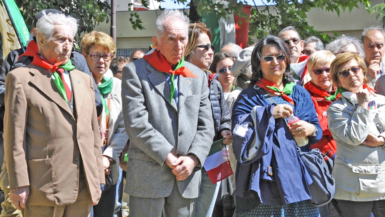 Giancarlo Moscatelli, al centro, in una cerimonia del 25 Aprile