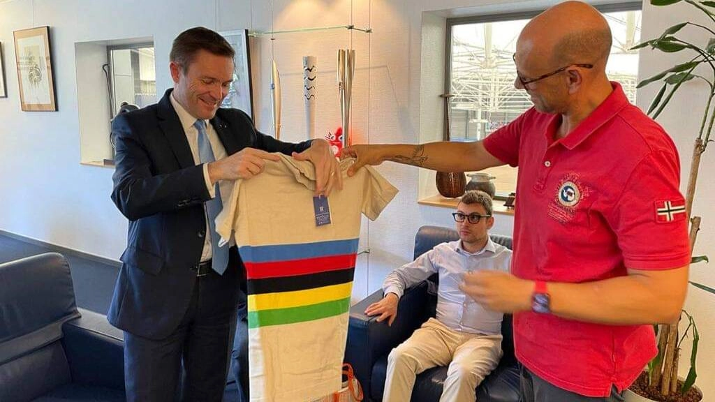 Il sindaco Raffaele Cucchi dona la maglia celebrativa a David Lappartient, presidente Uci