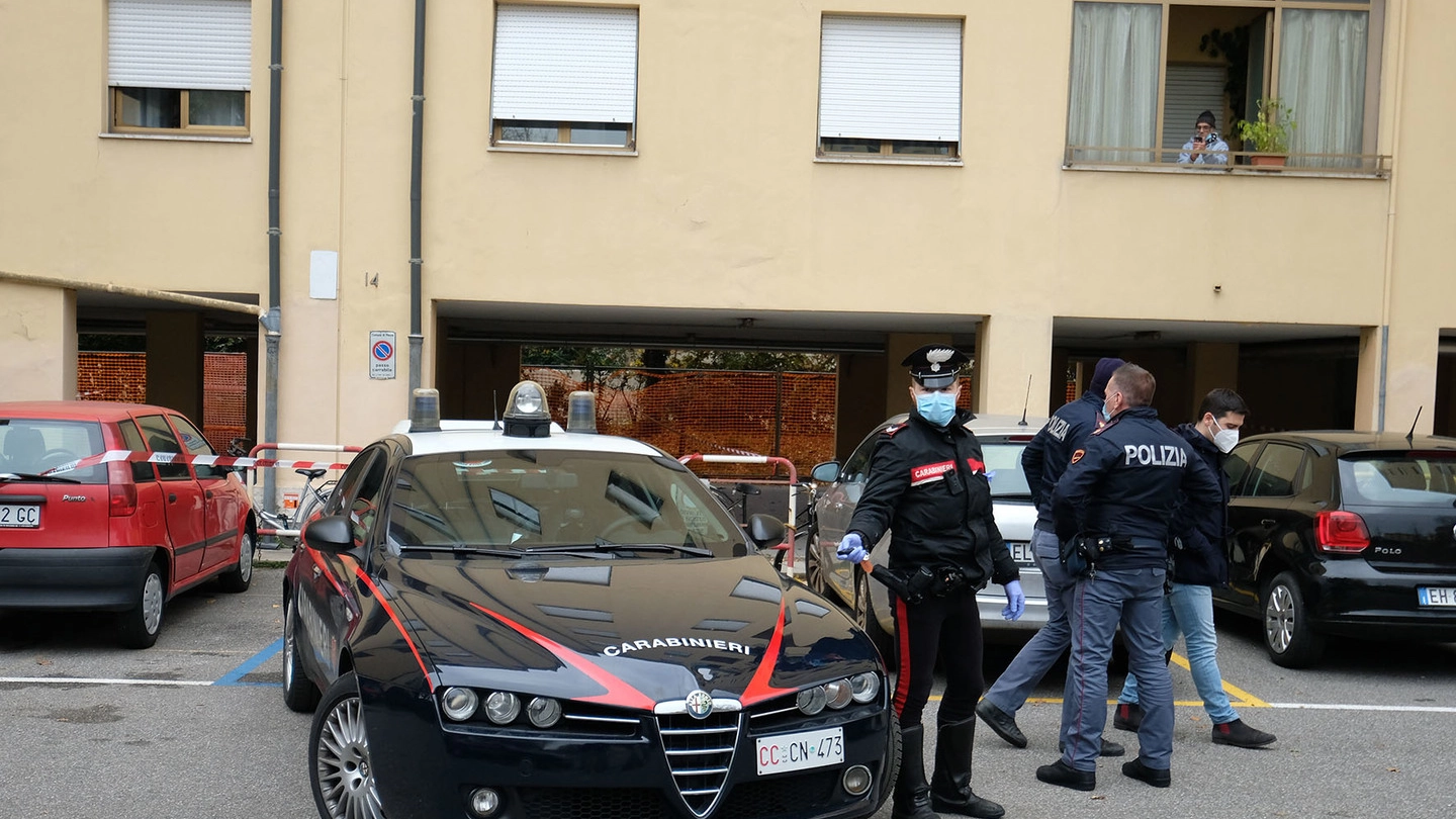 Forze dell'ordine sul luogo dell'omicidio in via Fiume a Monza