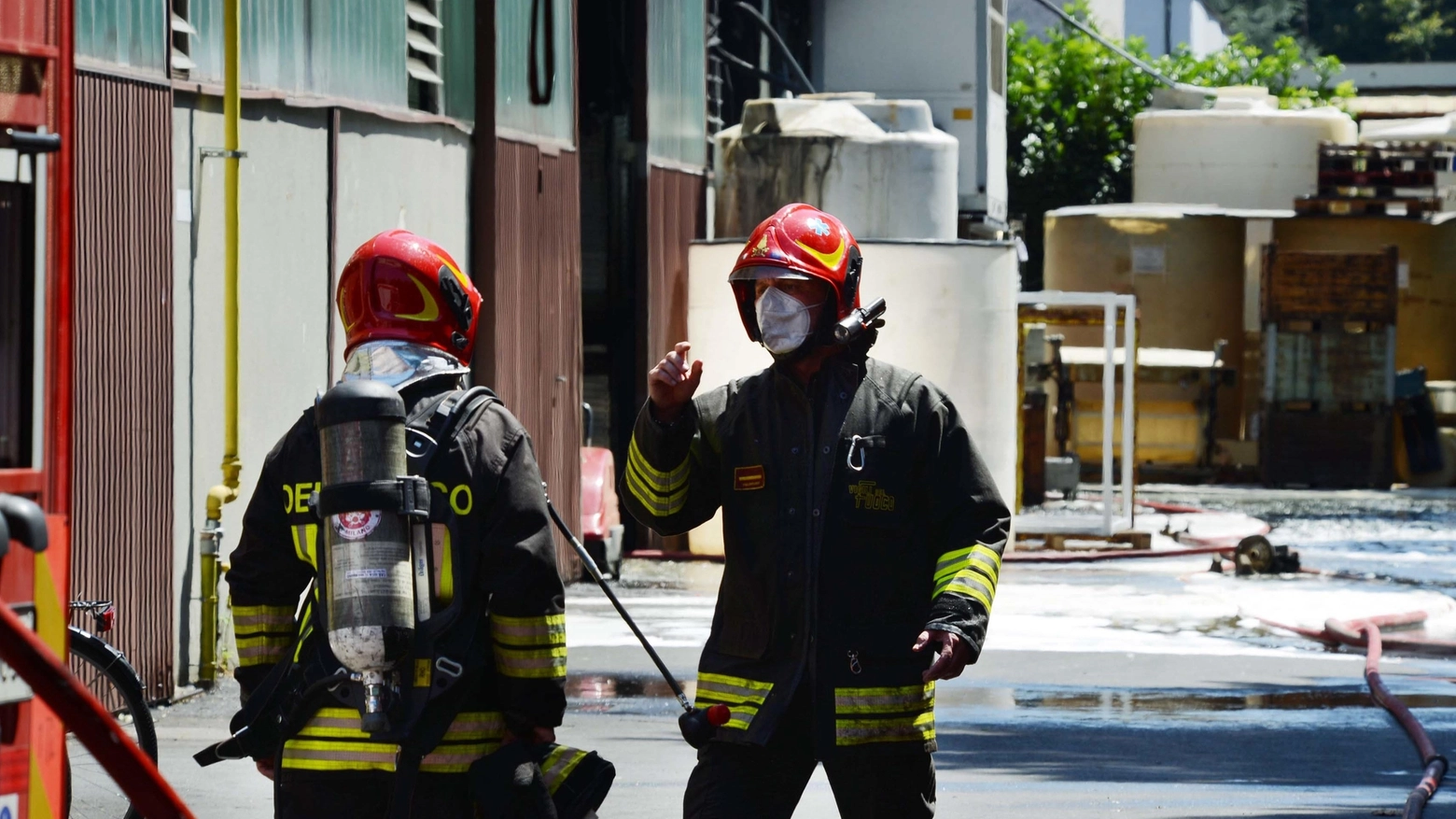 L’incendio, il fumo e la paura  Finestre chiuse, bruciore agli occhi  Poi in serata "pericolo rientrato"