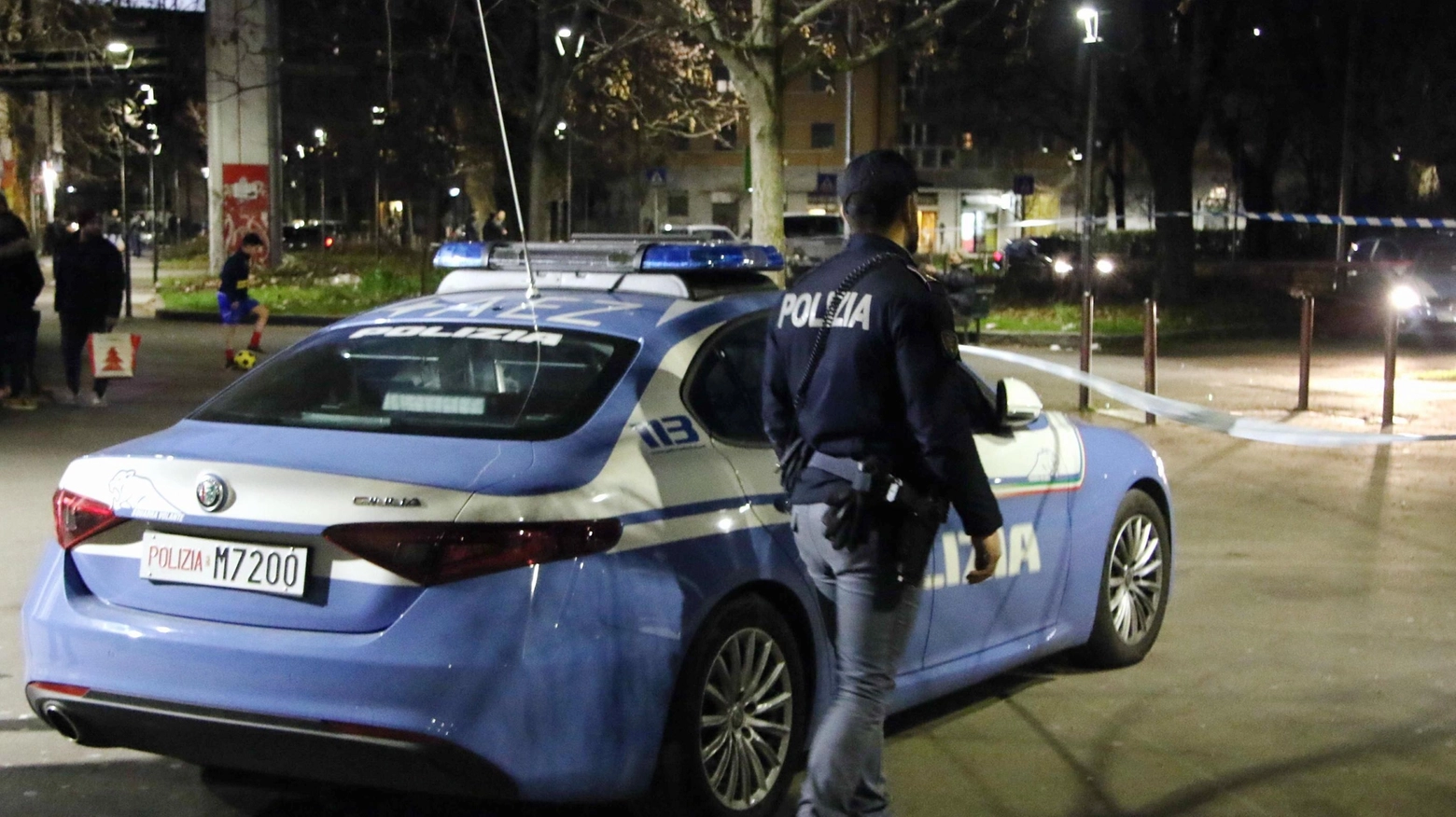 Spedizione punitiva a Trenno "Bastardo". E lo accoltellano Scatta la caccia ai tre aggressori Spedizione punitiva a Trenno "Bastardo". E lo accoltellano Scatta la caccia ai tre aggressori