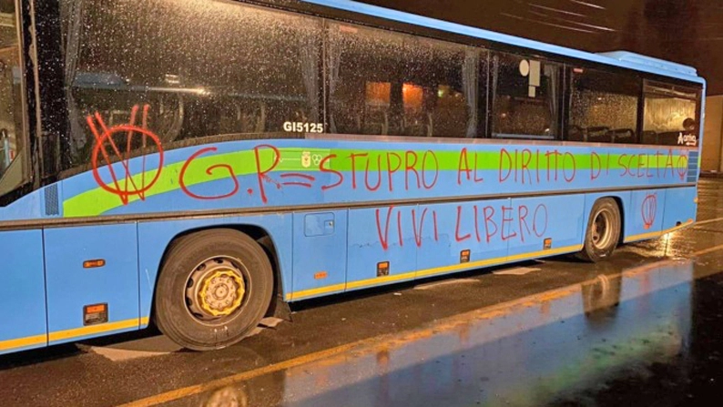 Scritte no vax su autobus ad Albino