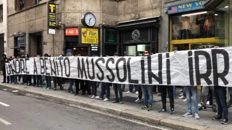 Lo striscione degli ultras laziali inneggiante a Mussolini (foto Twitter) 