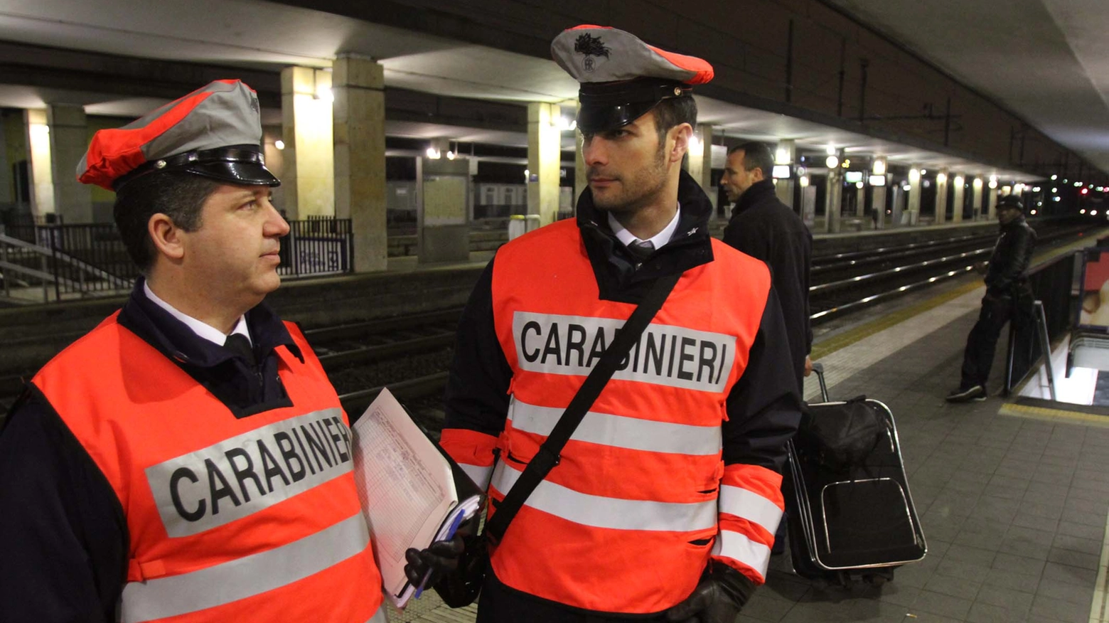 Carabinieri alla stazione ferroviaria di Monza