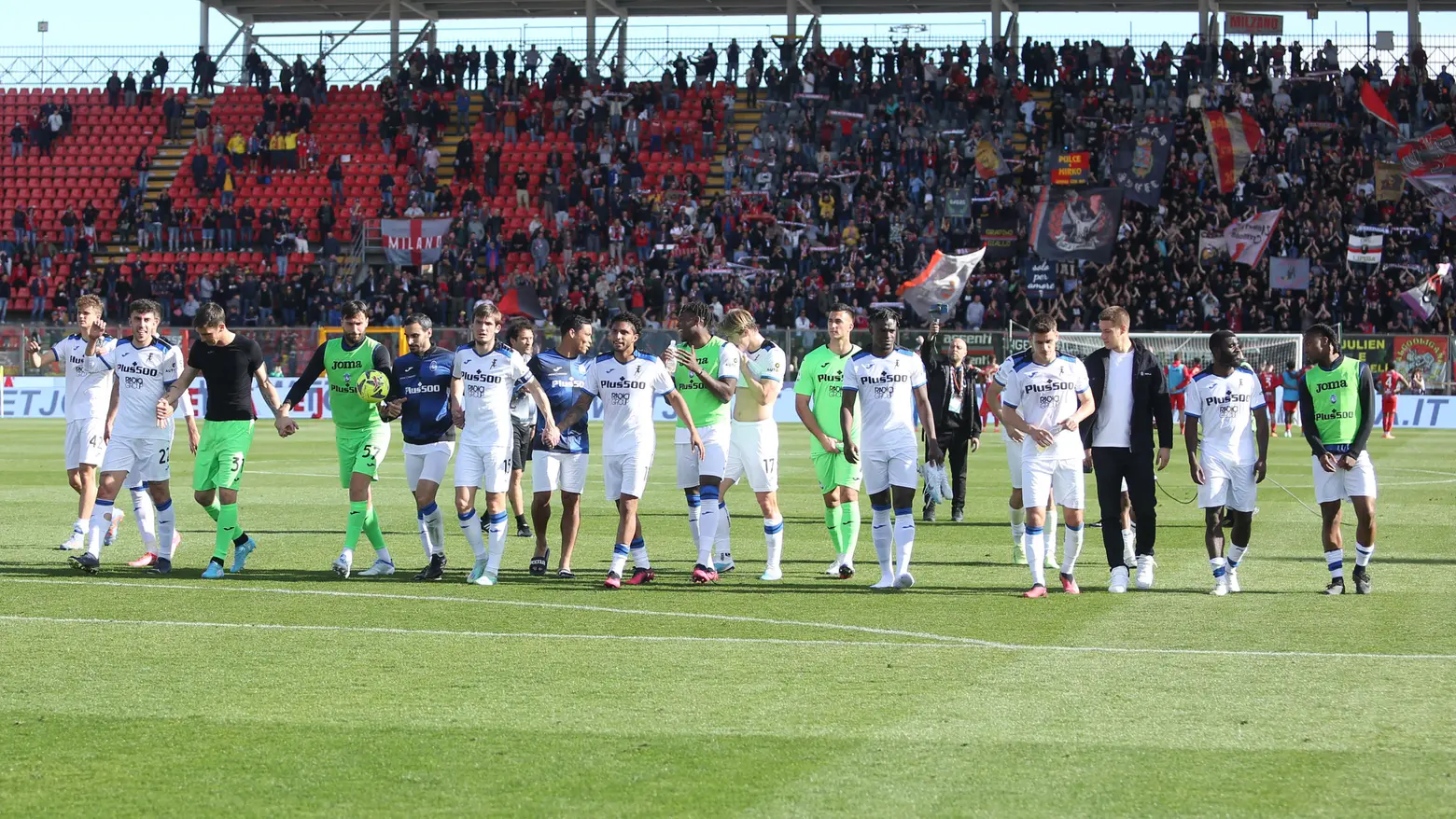 L'Atalanta festeggia la vittoria a Cremona