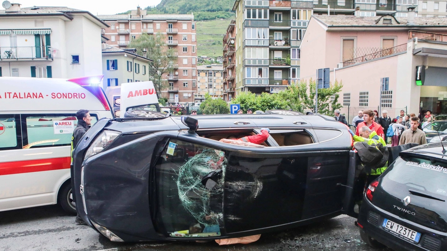 L'auto ribaltata in via Toti (National Press)