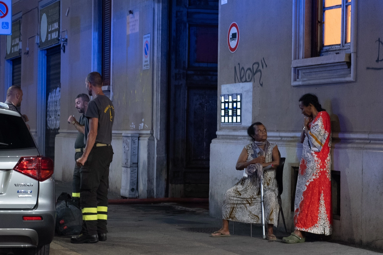 Alcuni dei residenti evacuati dallo stabile Aler di via Lulli