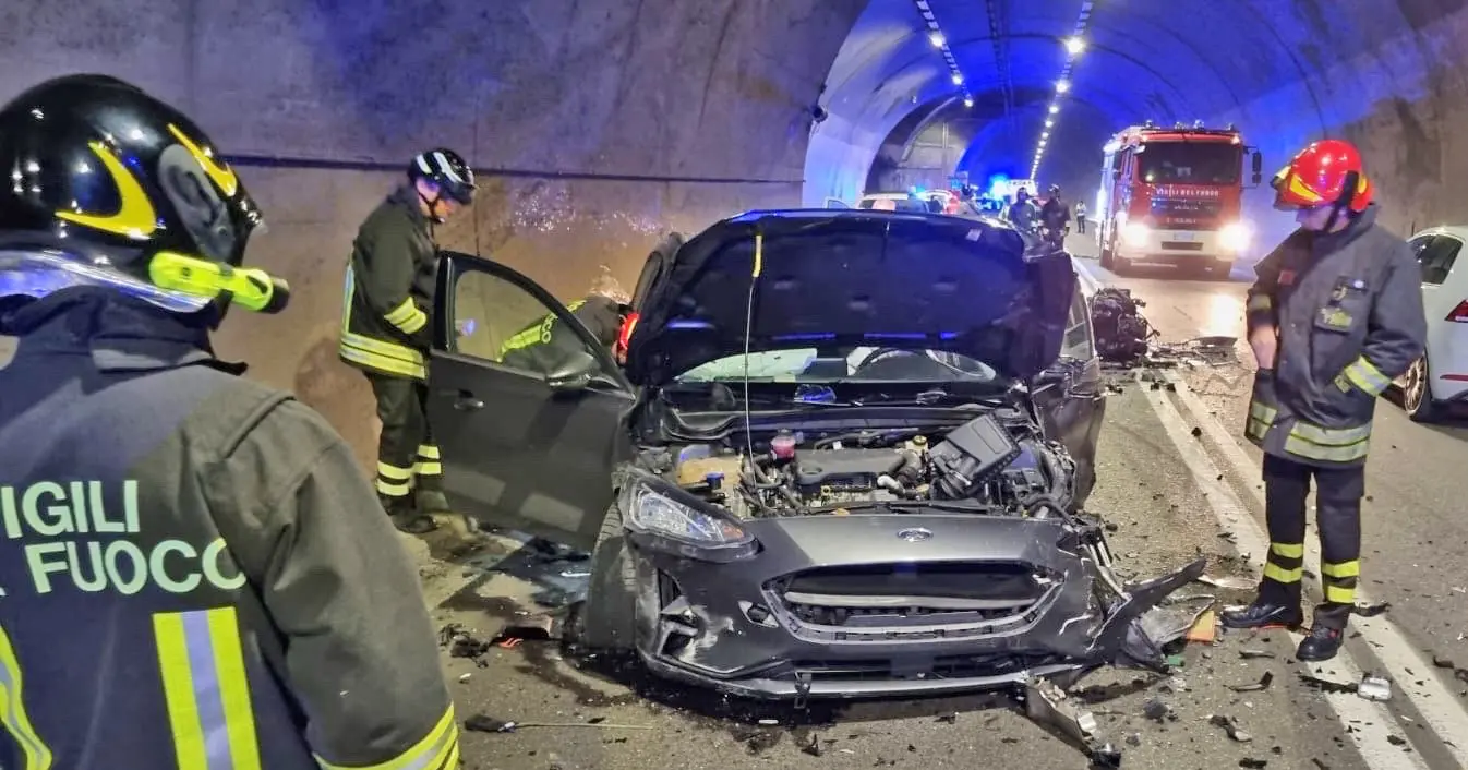 Camerata Cornello, incidente in galleria: 8 feriti, tra cui due bambini