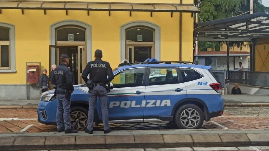 Controlli degli agenti della Polizia di Stato nella zona della stazione Controlli degli agenti della Polizia di Stato nella zona della stazione