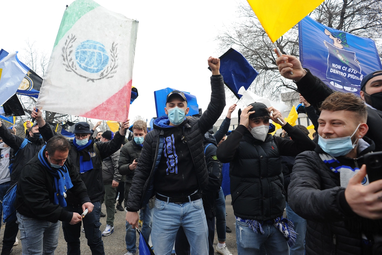 I tifosi dell'Inter a San Siro per il derby