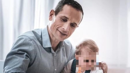 Un papà con il figlio (Archivio) Un papà con il figlio (Archivio)