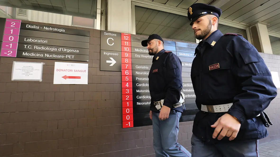 Gli agenti della Questura di polizia di Monza e Brianza in servizio davanti all’ospedale San Gerardo