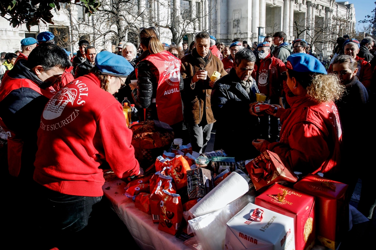 City Angels, distribuzione pasti caldi e panettoni ai senzatetto