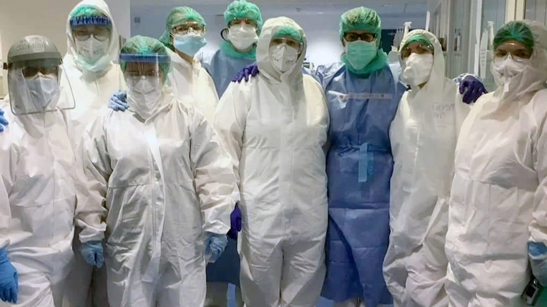 Un’équipe dei medici in prima linea negli ospedali dell’Asst Rhodense