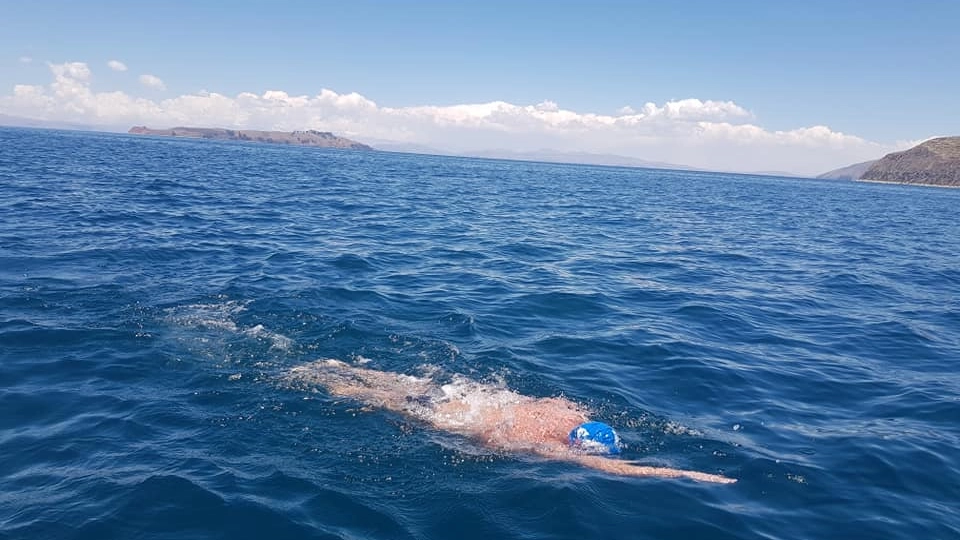 Andrea Oriana impegnato a nuotare nel lago Titicaca