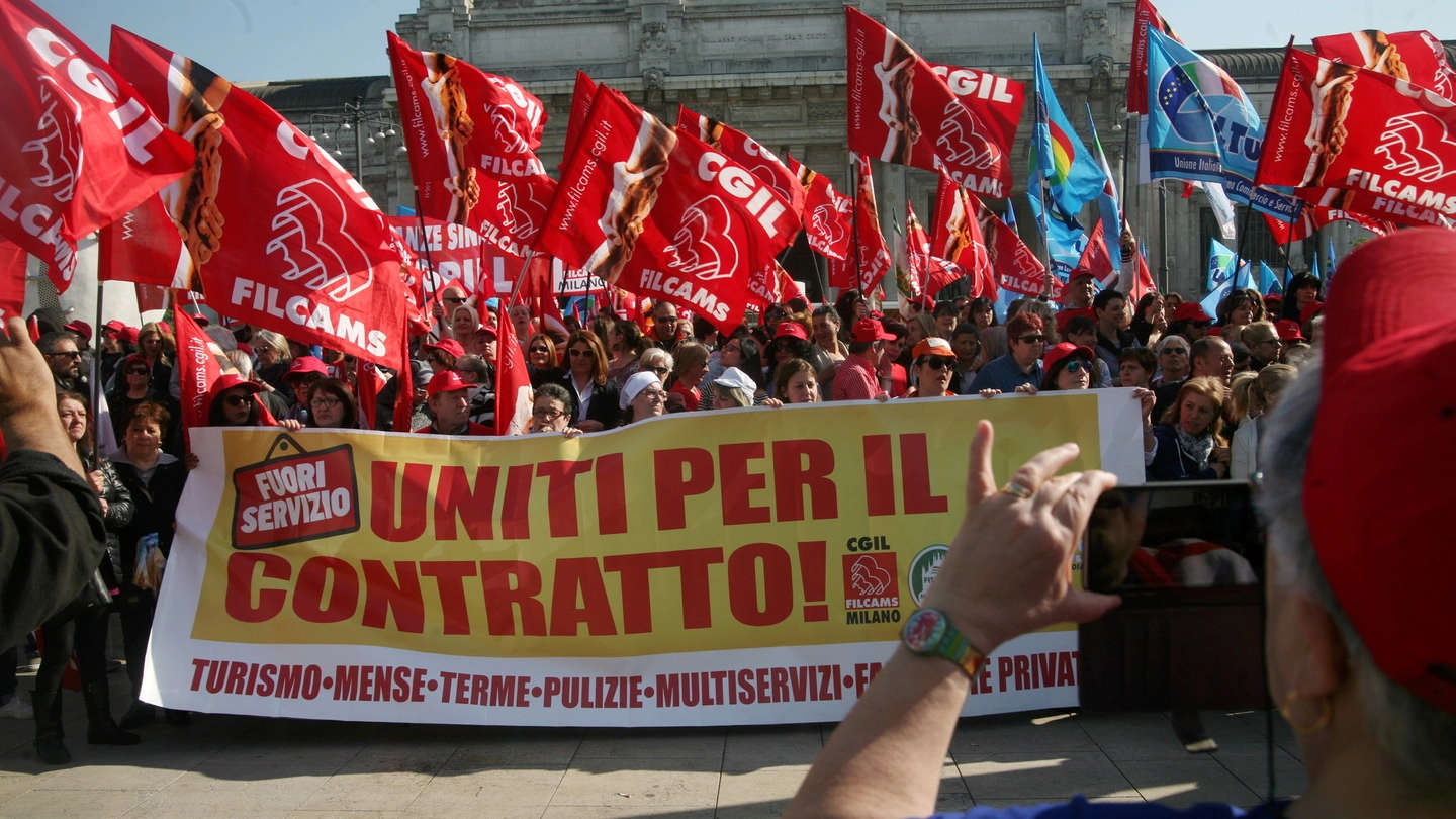Milano, manifestazione settore terziario