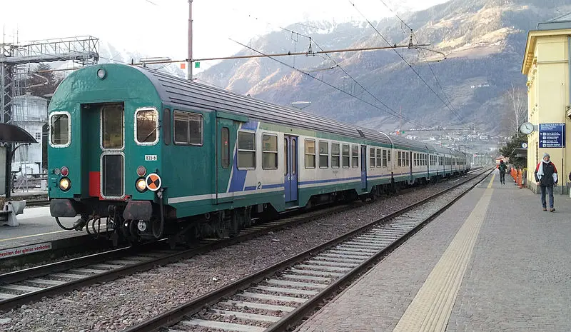 Donna travolta sulla linea ferroviaria Como-Saronno-Milano: treni fermi e ritardi