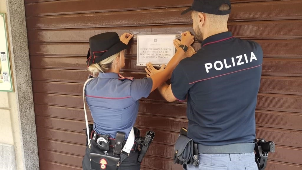 Le forze dell'ordine appongono i sigilli al locale