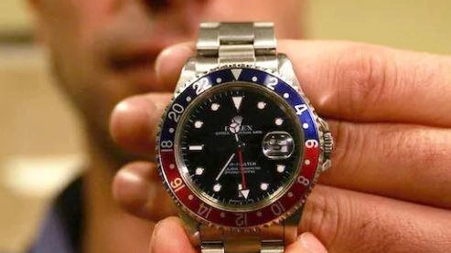 Blitz nel parcheggio per l’orologio Lui reagisce e viene accoltellato Blitz nel parcheggio per l’orologio Lui reagisce e viene accoltellato
