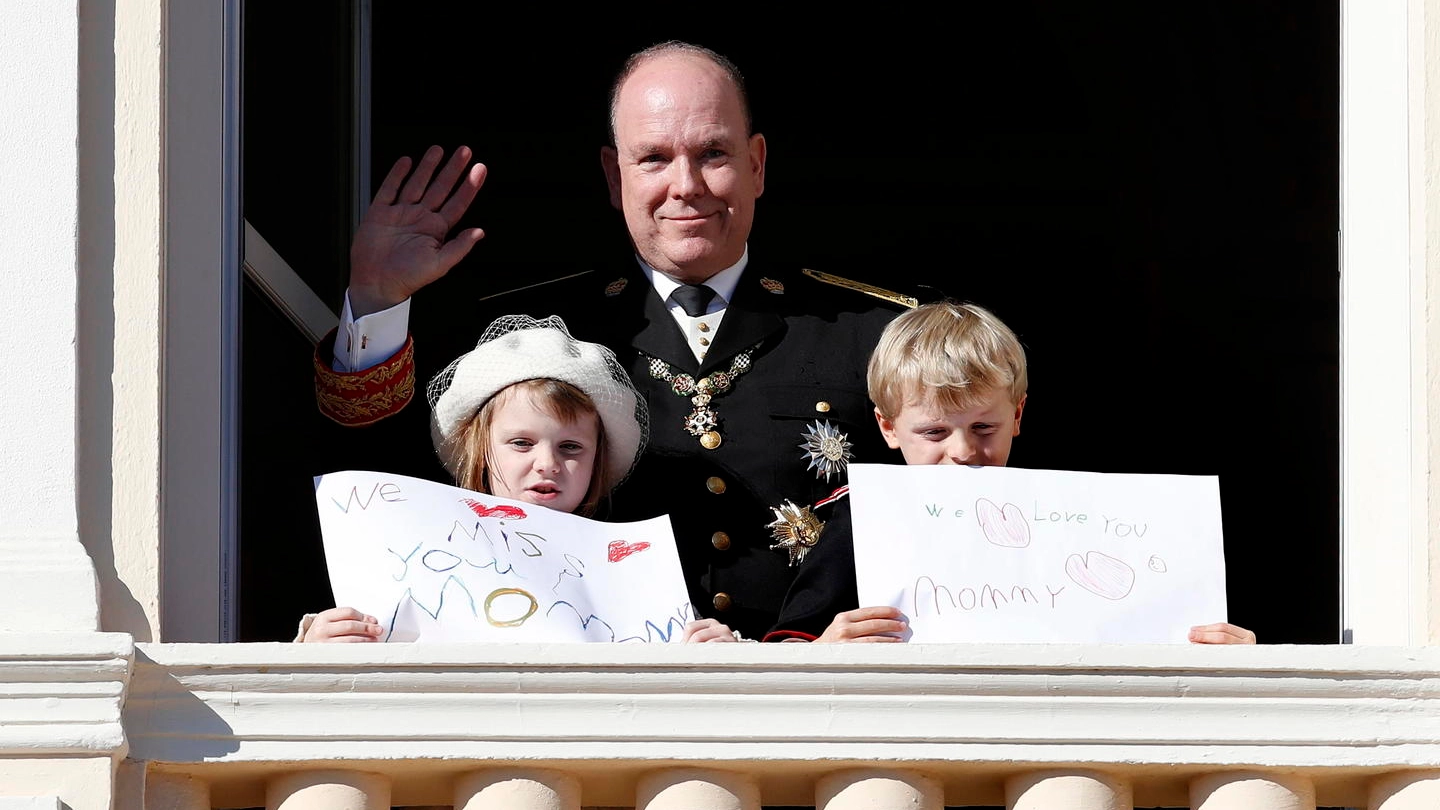 Il principe Alberto con i figli Jacques e Gabriella (Ansa)