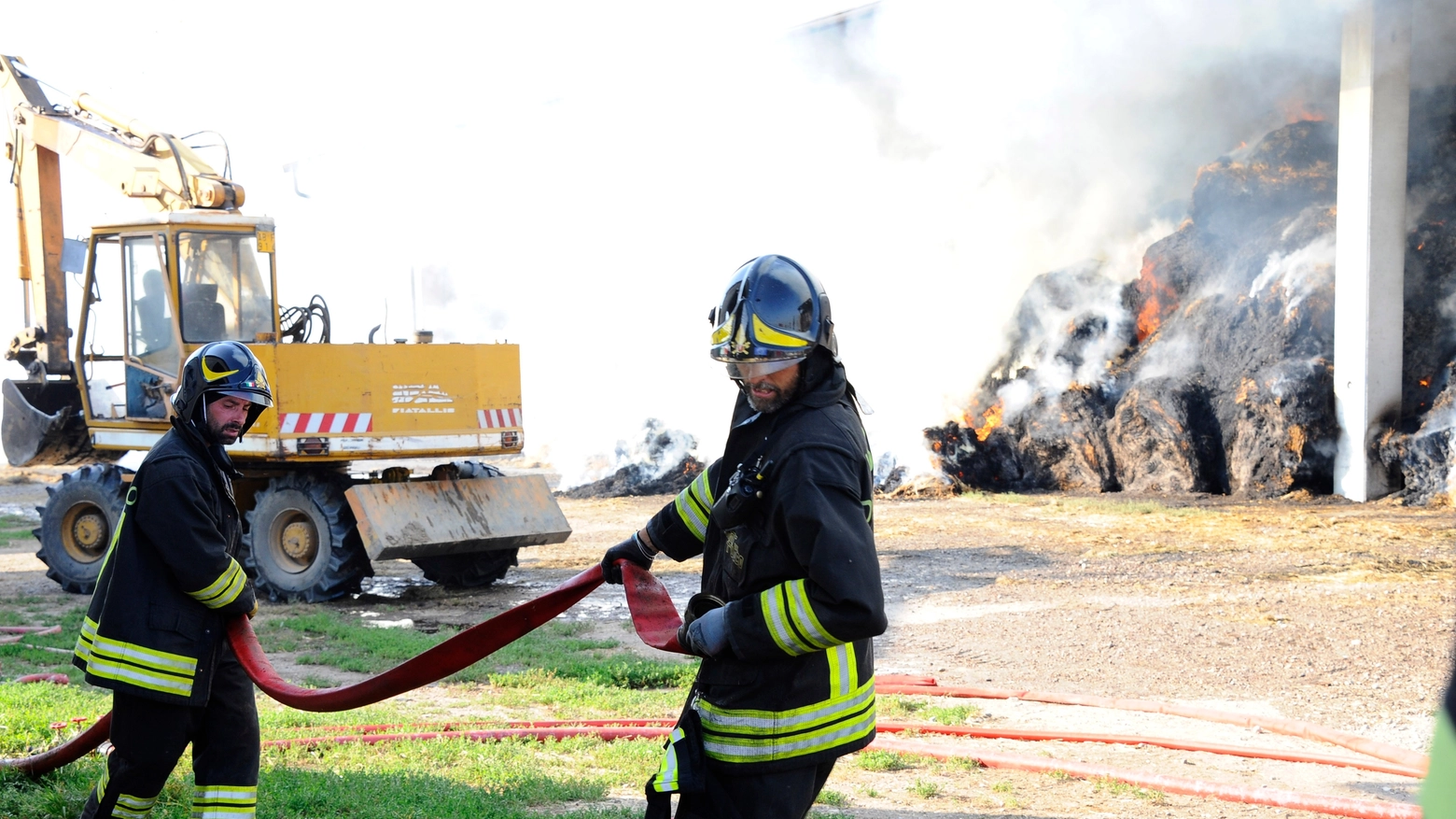 L'incendio nell'azienda agricola Cossa a Buccinasco