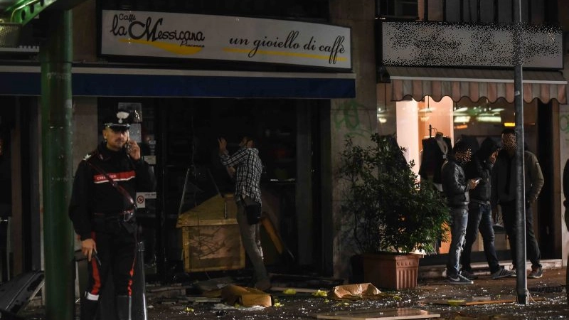 Il bar esploso in via Volvinio a Milano