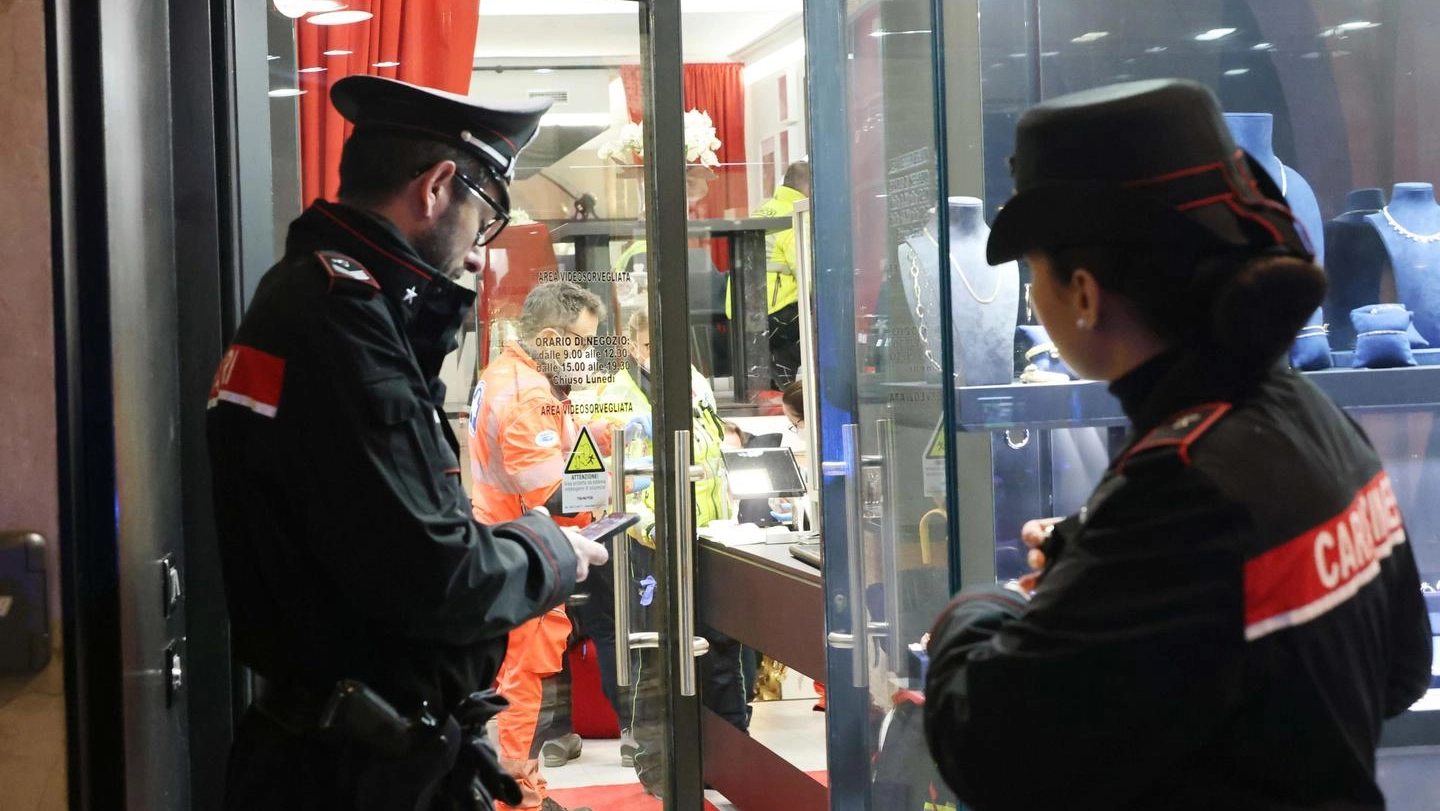 I carabinieri nel negozio rapinato la gioielleria Rossana