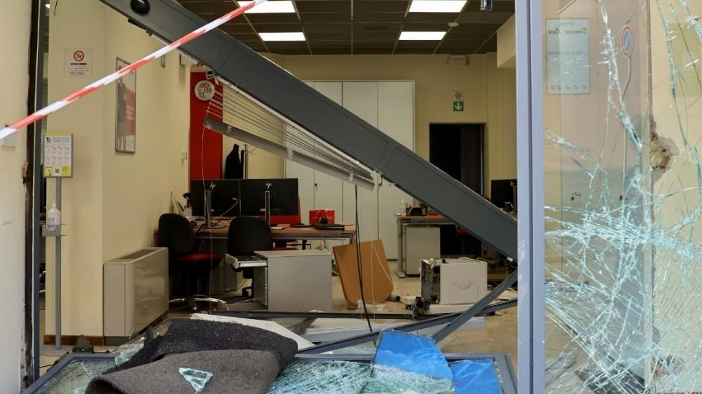 Spaccata alla Compass, vedette e ladri nel video online