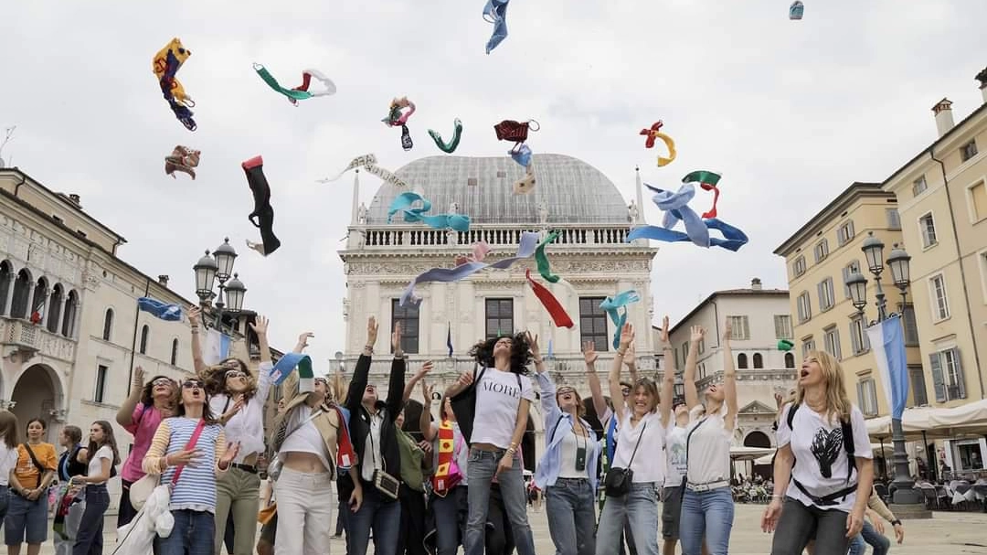 Aiuti ai giovani per il post-Covid Una catena umana unisce due città Aiuti ai giovani per il post-Covid Una catena umana unisce due città