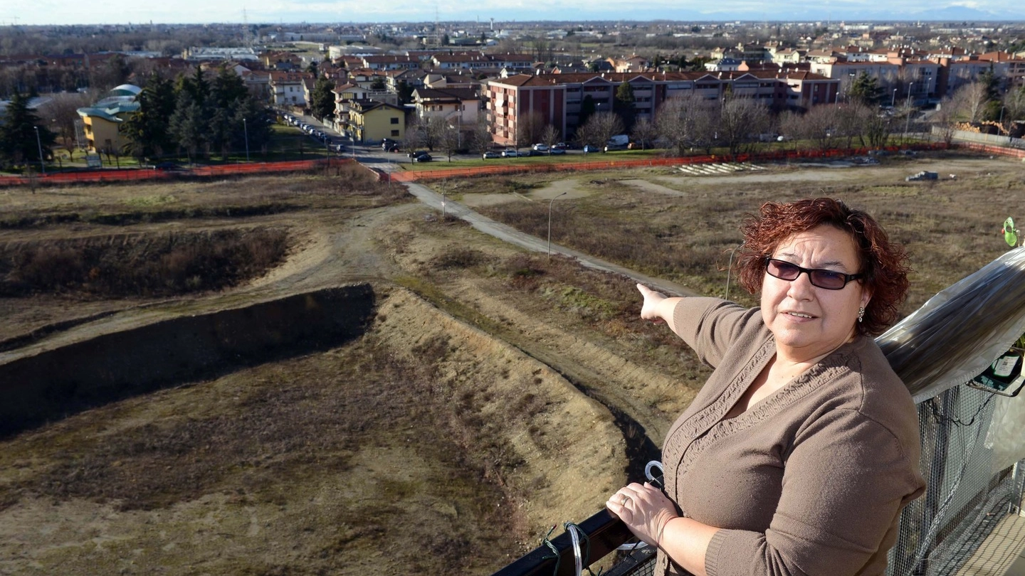 Cinzia Curti indica  lo scempio urbanistico dall’ottavo piano della sua casa