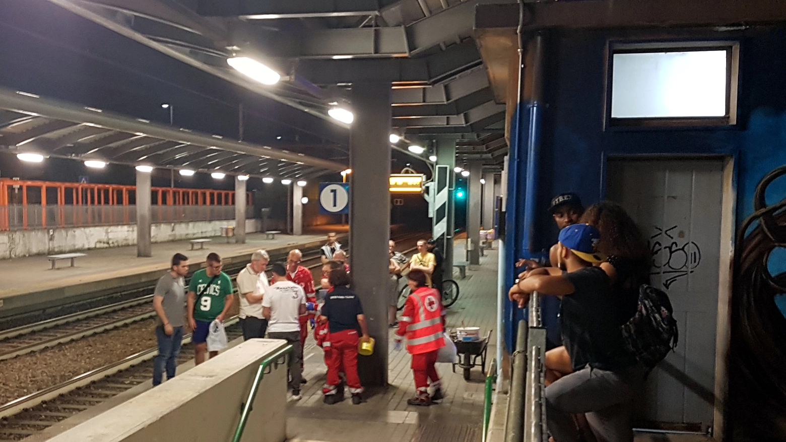 Il momento del soccorso al ragazzo investito dal treno in stazione a Olgiate