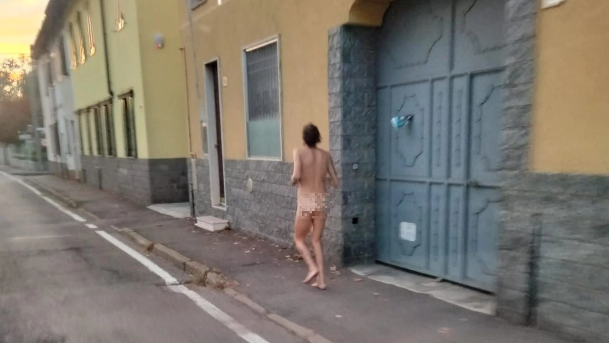 Uomo cammina nudo in strada