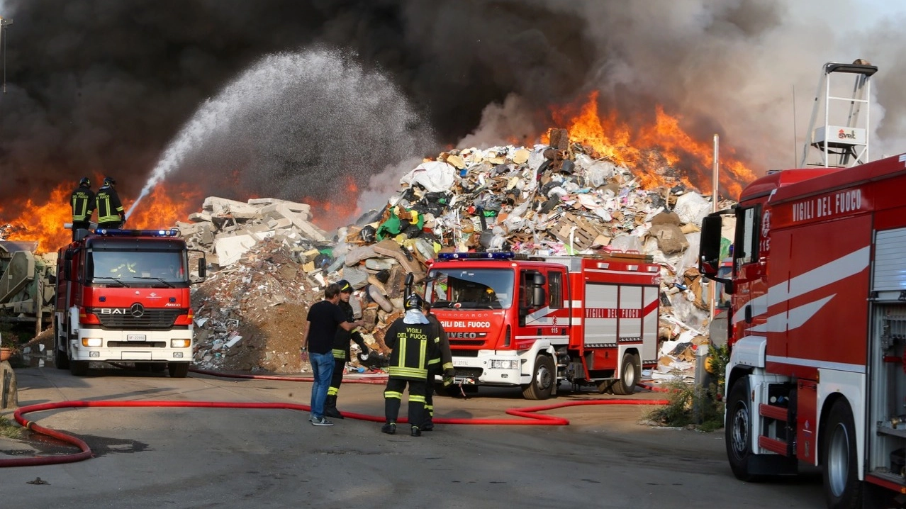 Vigili del fuoco al lavoro per domare il rogo