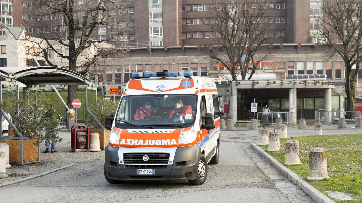 Un’ambulanza davanti agli Spedali Civili di Brescia dove il 65enne era stato trasferito per la gravità delle condizioni