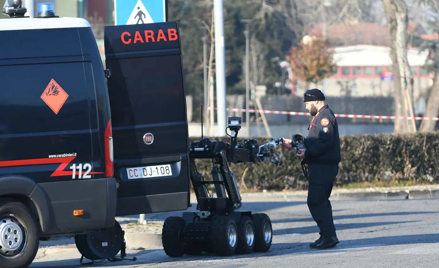 Bussero, al rider cade un pacco: scatta l’allarme bomba