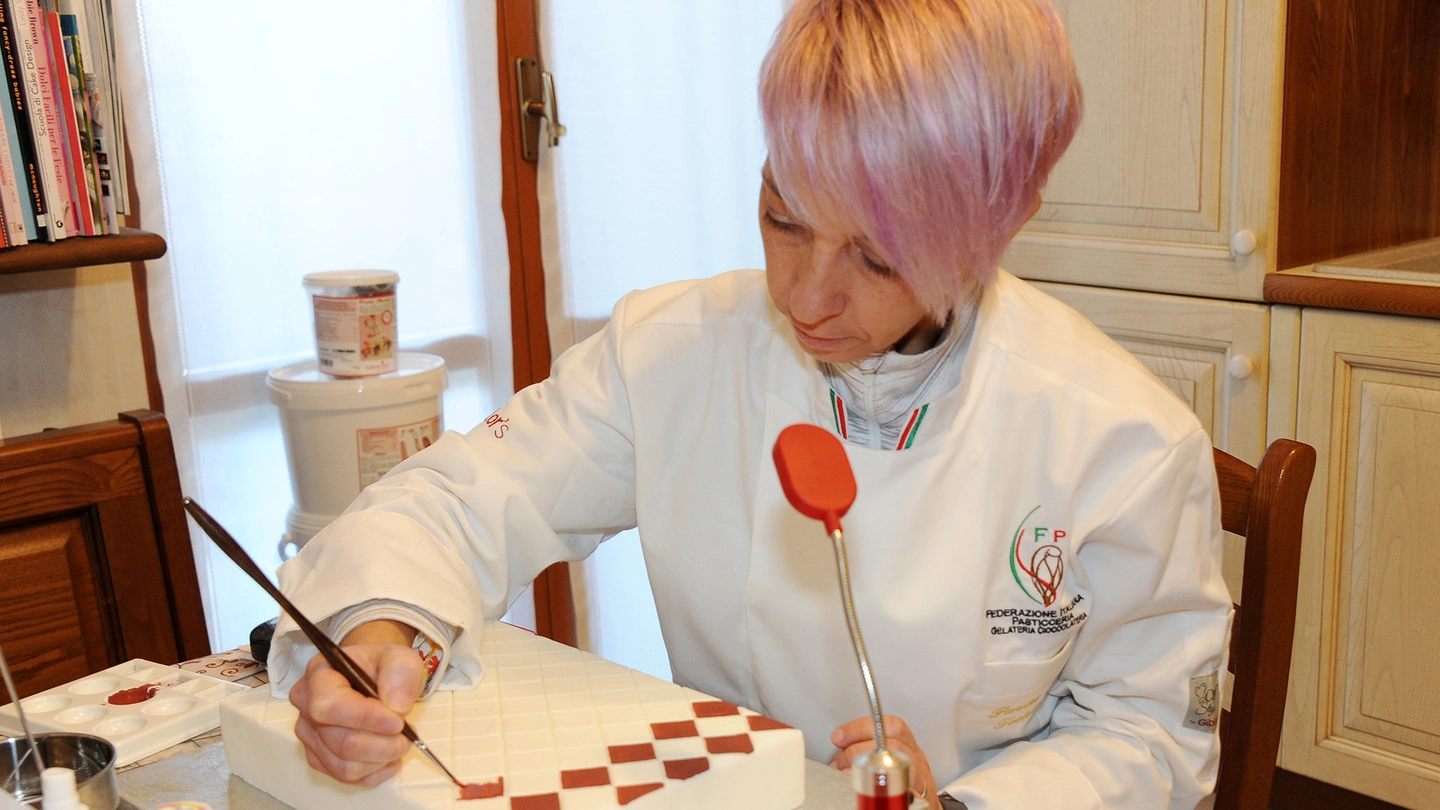 Paola Tedoldi si allena nella cucina di casa