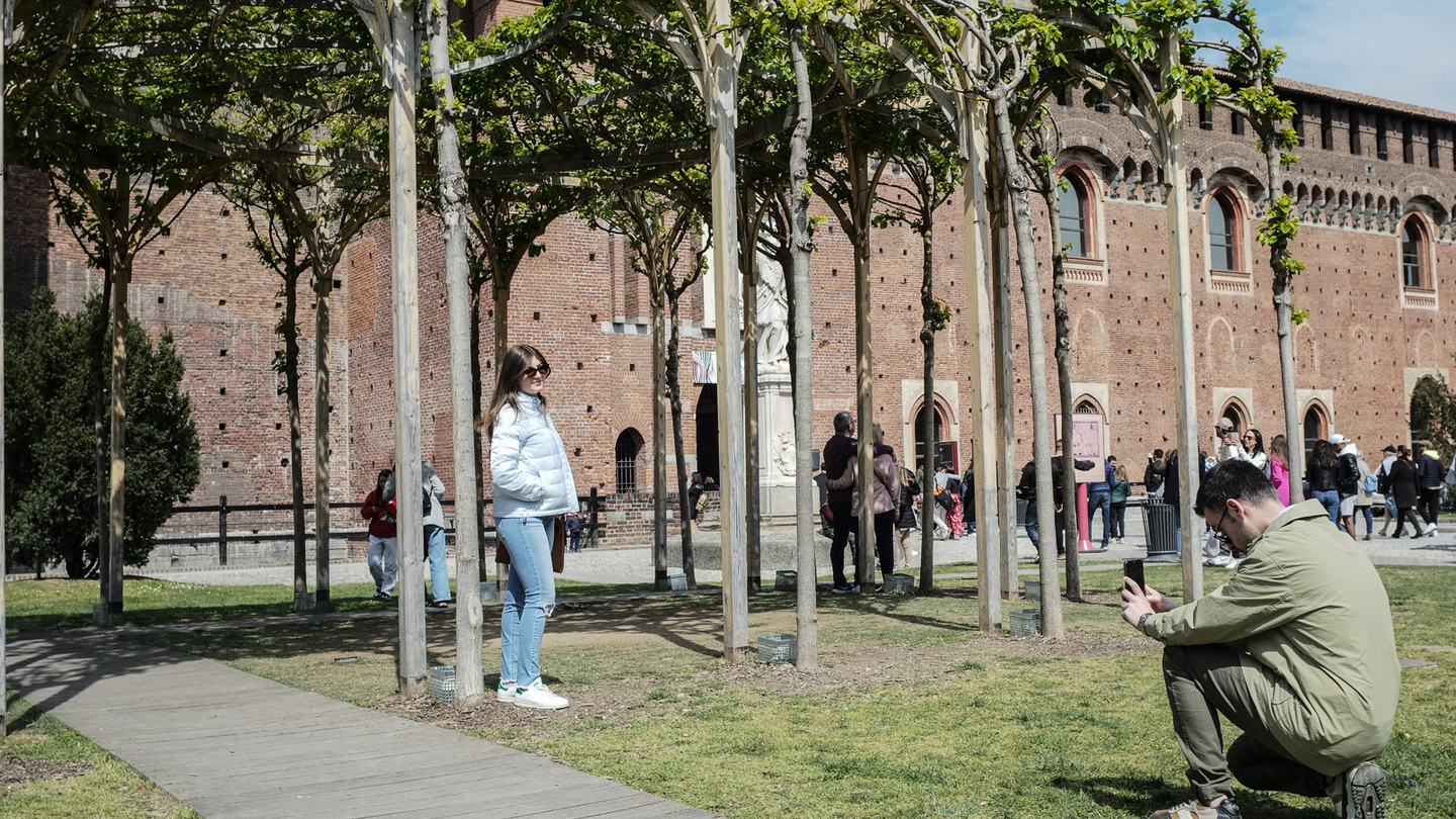 Turisti a Milano, sullo sfondo il Castello Sforzesco