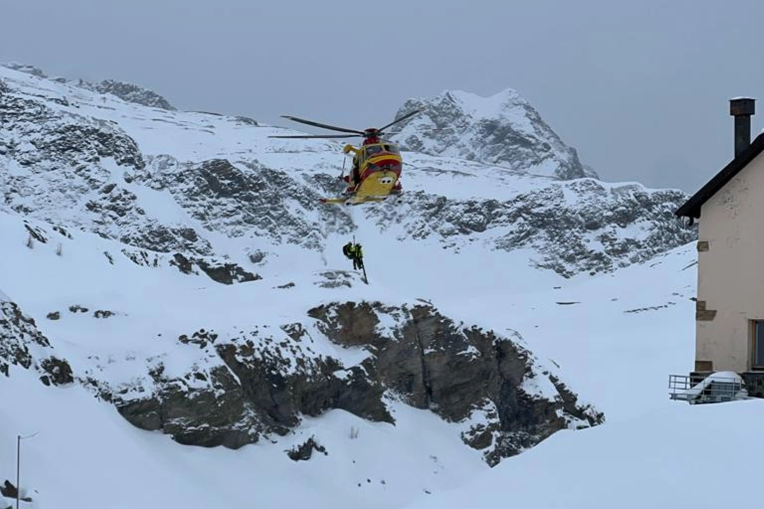 I soccorritori recuperano il corpo di una dei due scialpinisti travolti dalla valanga in Val Formazza