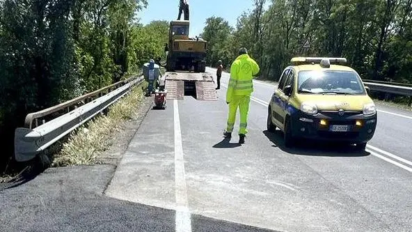 Riapre al traffico il cavalcavia chiuso dallo smottamento Riapre al traffico il cavalcavia chiuso dallo smottamento