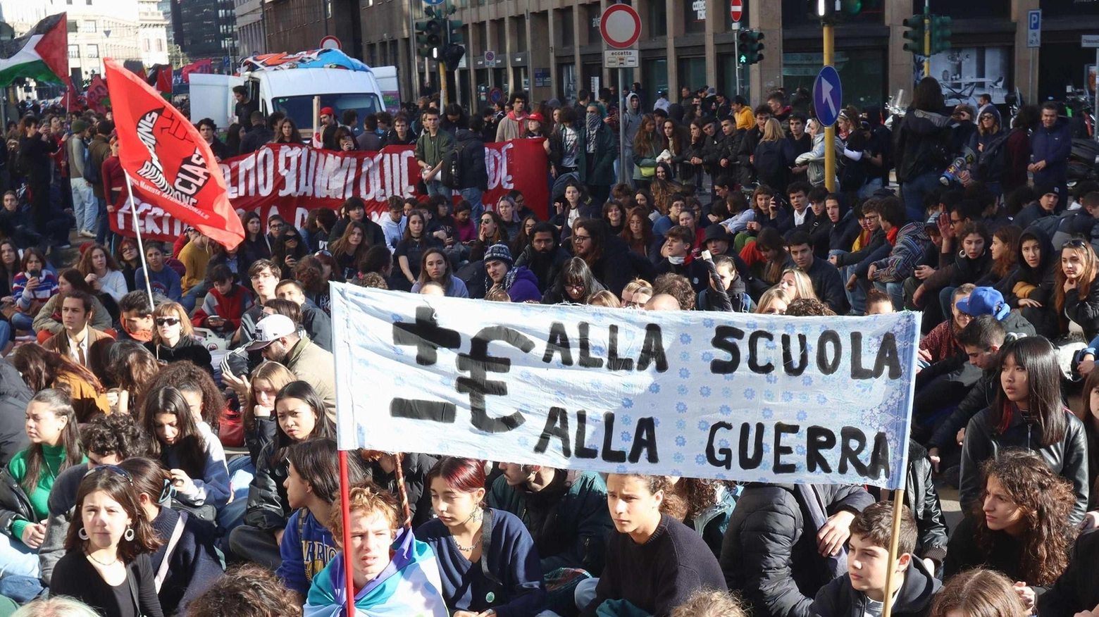 Banchi insanguinati, cori e 2.000 studenti in piazza Banchi insanguinati, cori e 2.000 studenti in piazza