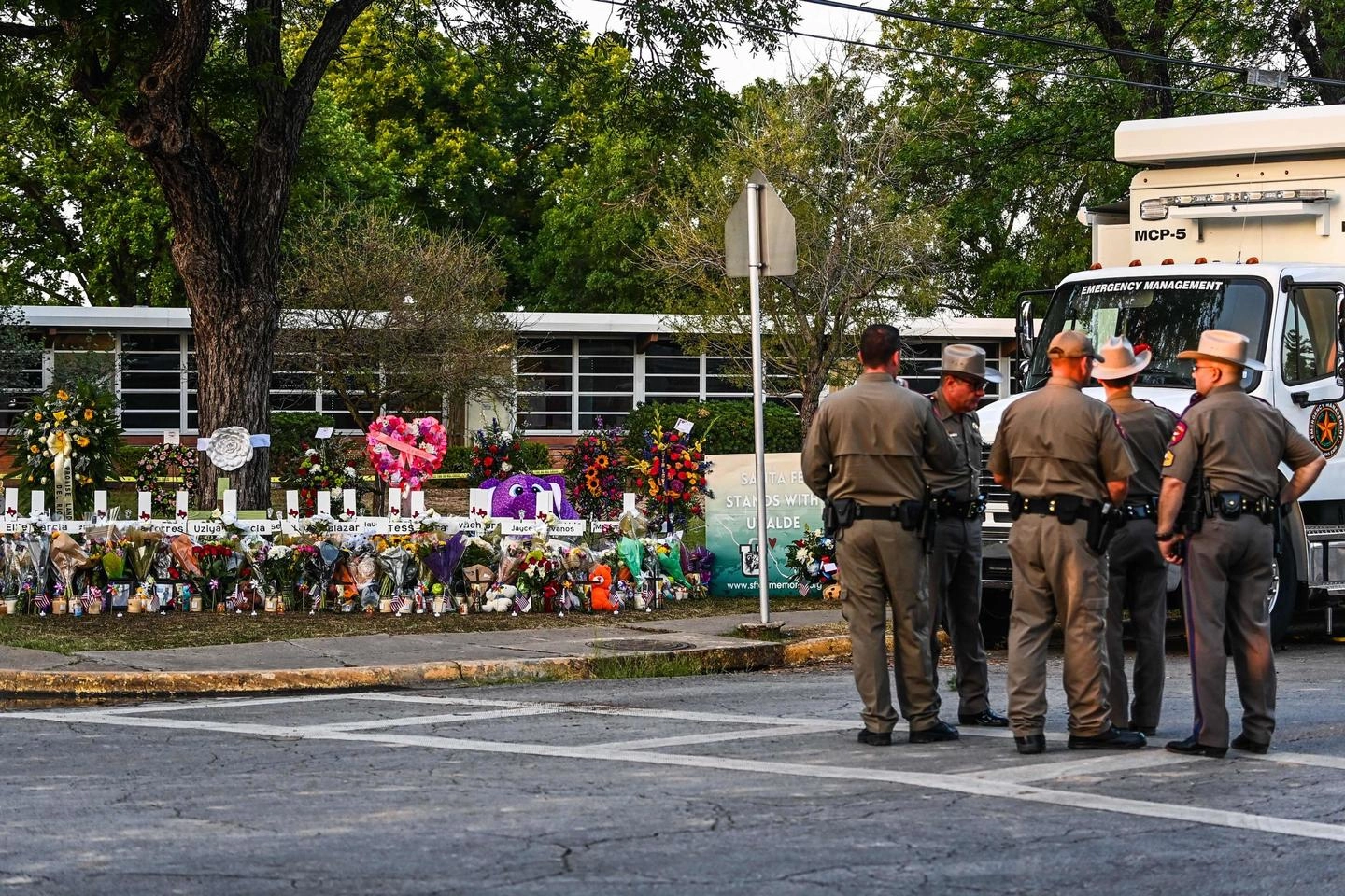 Gli agenti della polizia davanti al memorial per le vittime