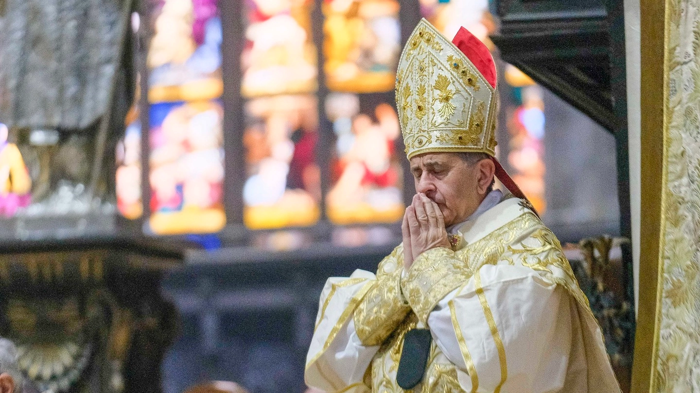 Monsignor Delpini durante la messa pontificale di Pasqua 